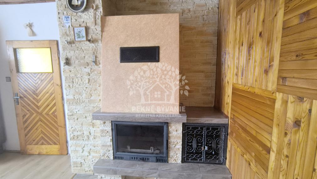 EXKLUZÍVNA PONUKA: RODINNÝ DOM PLUS 2 APARTMÁNY, DVE GARÁŽE, S VÝHĽADOM NA LYŽIARSKY VLEK TELGÁRT HOREHRONIE