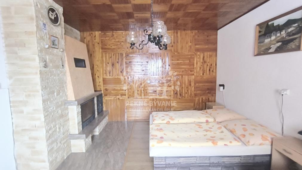 EXKLUZÍVNA PONUKA: RODINNÝ DOM PLUS 2 APARTMÁNY, DVE GARÁŽE, S VÝHĽADOM NA LYŽIARSKY VLEK TELGÁRT HOREHRONIE