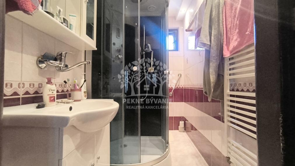 EXKLUZÍVNA PONUKA: RODINNÝ DOM PLUS 2 APARTMÁNY, DVE GARÁŽE, S VÝHĽADOM NA LYŽIARSKY VLEK TELGÁRT HOREHRONIE