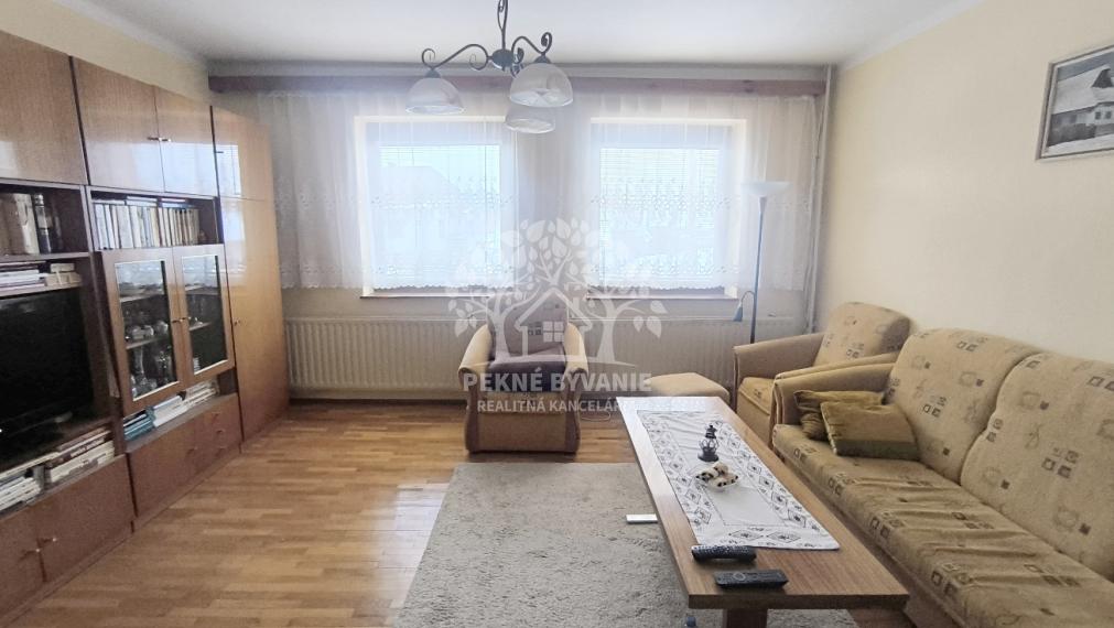 EXKLUZÍVNA PONUKA: RODINNÝ DOM PLUS 2 APARTMÁNY, DVE GARÁŽE, S VÝHĽADOM NA LYŽIARSKY VLEK TELGÁRT HOREHRONIE