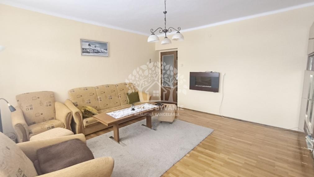 EXKLUZÍVNA PONUKA: RODINNÝ DOM PLUS 2 APARTMÁNY, DVE GARÁŽE, S VÝHĽADOM NA LYŽIARSKY VLEK TELGÁRT HOREHRONIE