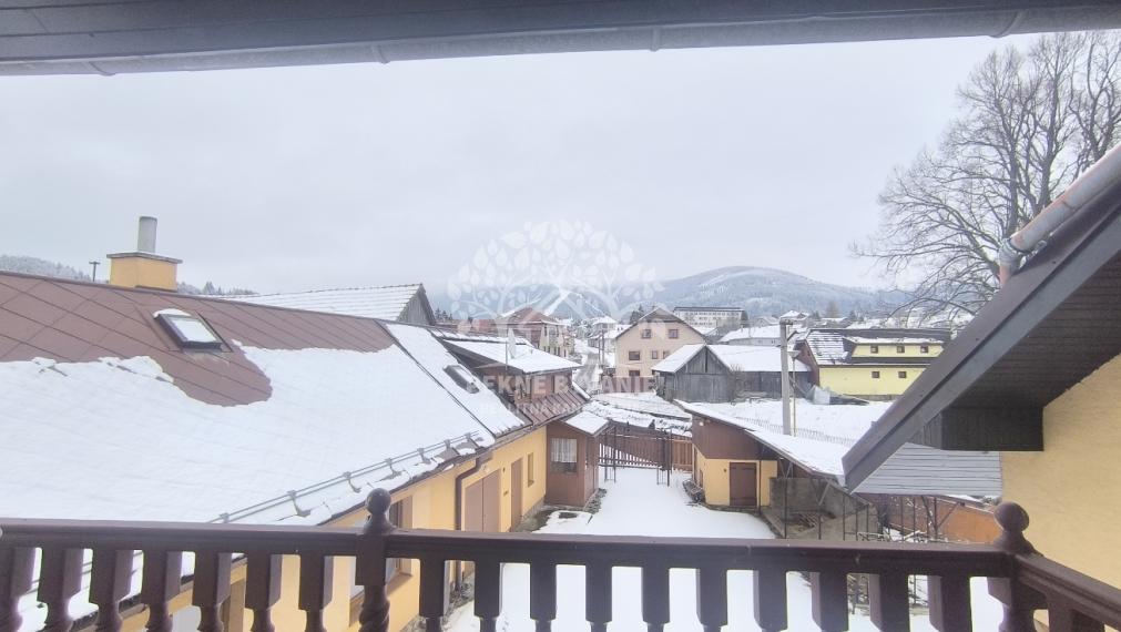 EXKLUZÍVNA PONUKA: RODINNÝ DOM PLUS 2 APARTMÁNY, DVE GARÁŽE, S VÝHĽADOM NA LYŽIARSKY VLEK TELGÁRT HOREHRONIE