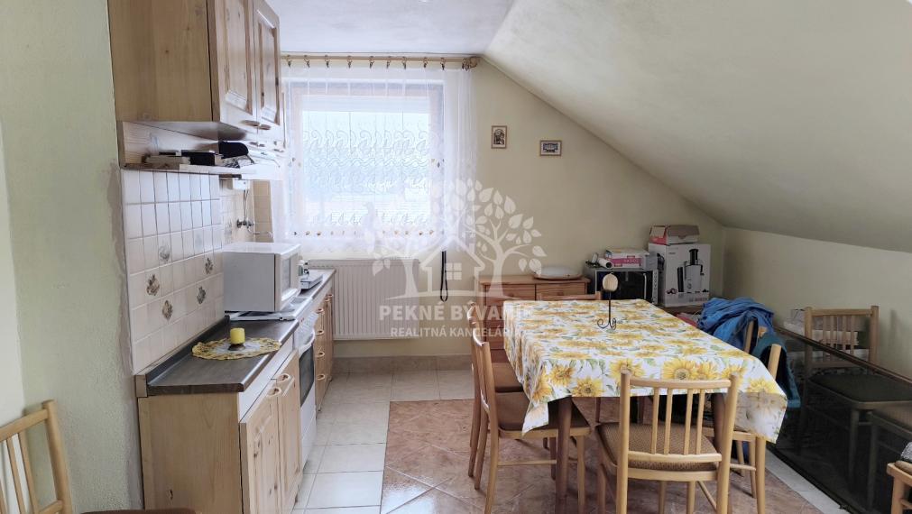 EXKLUZÍVNA PONUKA: RODINNÝ DOM PLUS 2 APARTMÁNY, DVE GARÁŽE, S VÝHĽADOM NA LYŽIARSKY VLEK TELGÁRT HOREHRONIE