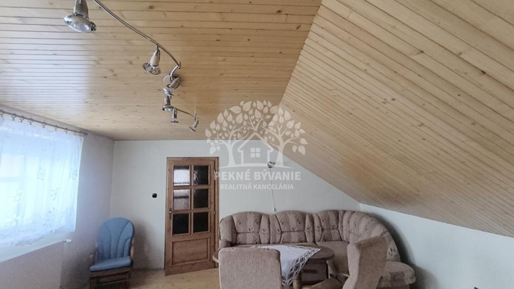 EXKLUZÍVNA PONUKA: RODINNÝ DOM PLUS 2 APARTMÁNY, DVE GARÁŽE, S VÝHĽADOM NA LYŽIARSKY VLEK TELGÁRT HOREHRONIE