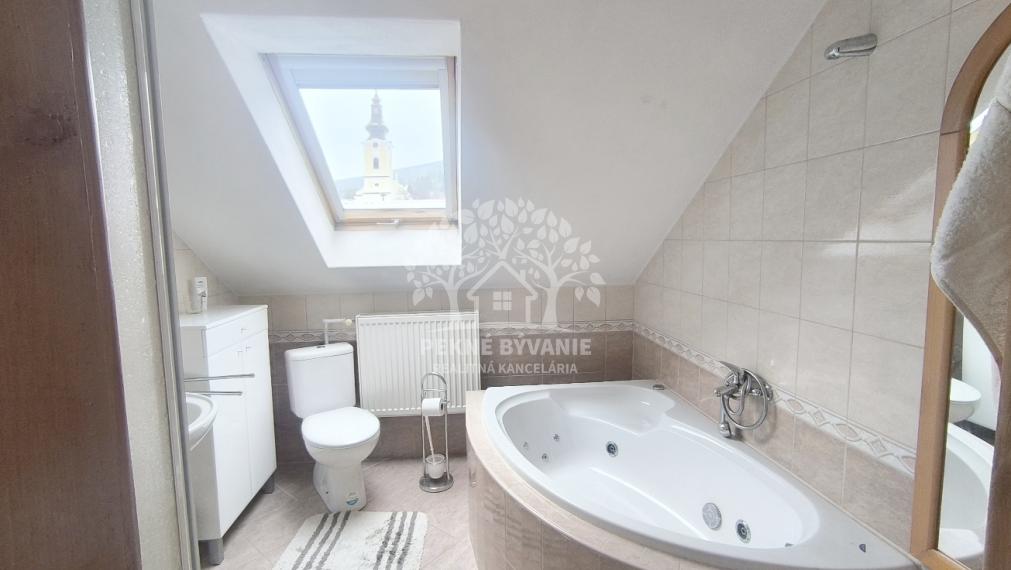 EXKLUZÍVNA PONUKA: RODINNÝ DOM PLUS 2 APARTMÁNY, DVE GARÁŽE, S VÝHĽADOM NA LYŽIARSKY VLEK TELGÁRT HOREHRONIE