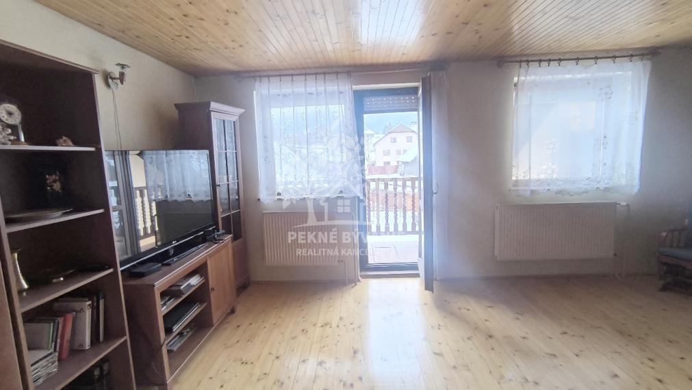 EXKLUZÍVNA PONUKA: RODINNÝ DOM PLUS 2 APARTMÁNY, DVE GARÁŽE, S VÝHĽADOM NA LYŽIARSKY VLEK TELGÁRT HOREHRONIE