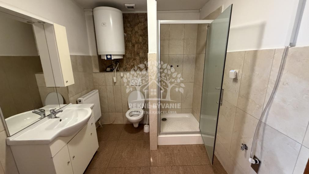 V centre Brezna na prenájom nadštandartné priestory s klímou,parkovaním,kamerovým zabezp.