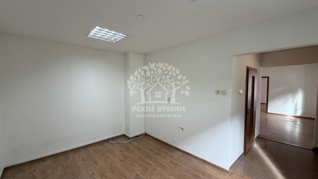 V centre Brezna na prenájom nadštandartné priestory s klímou,parkovaním,kamerovým zabezp.