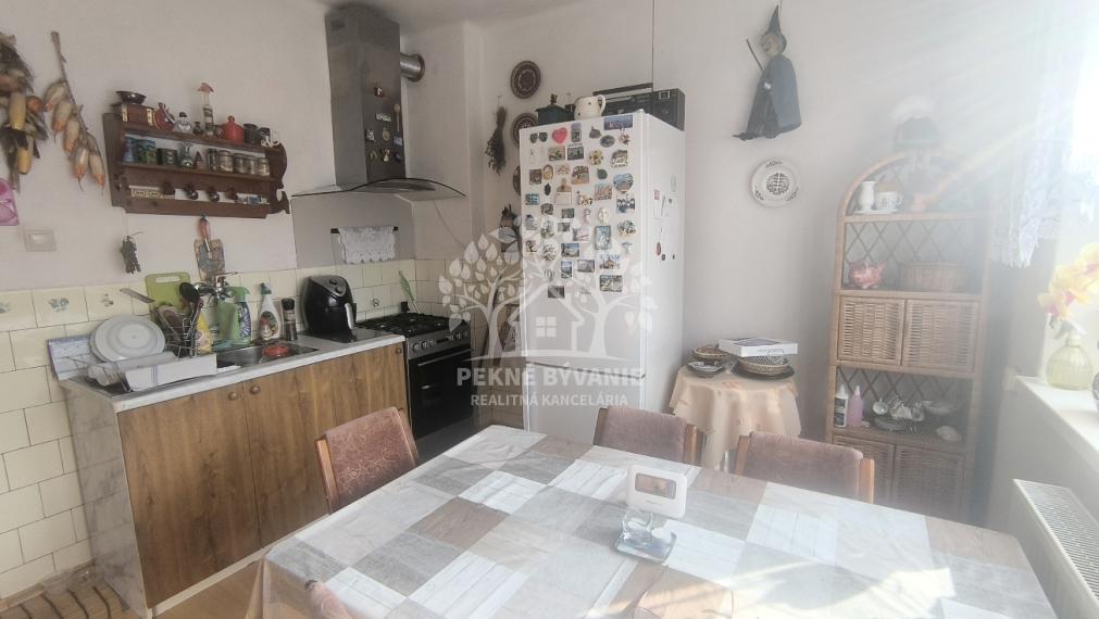 RD PO REKONŠTRUKCII OKIEN, STRECHY, ELEKTRINY, KÚRENIA GARÁŽ VO VÝBORNEJ LOKALITE VALASKÁ