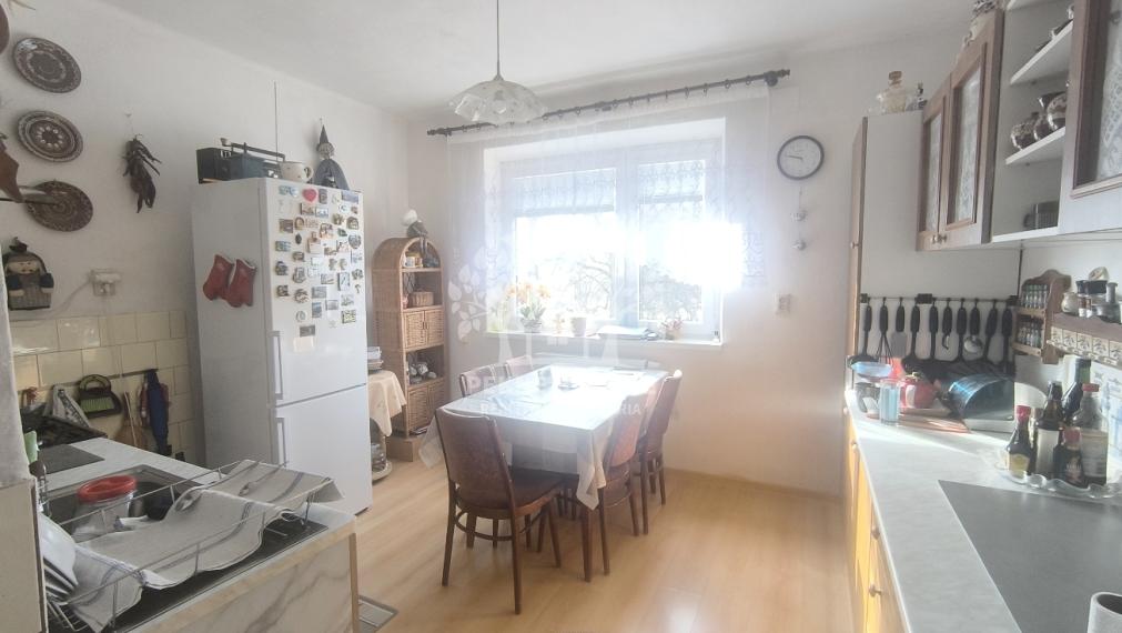 RD PO REKONŠTRUKCII OKIEN, STRECHY, ELEKTRINY, KÚRENIA GARÁŽ VO VÝBORNEJ LOKALITE VALASKÁ