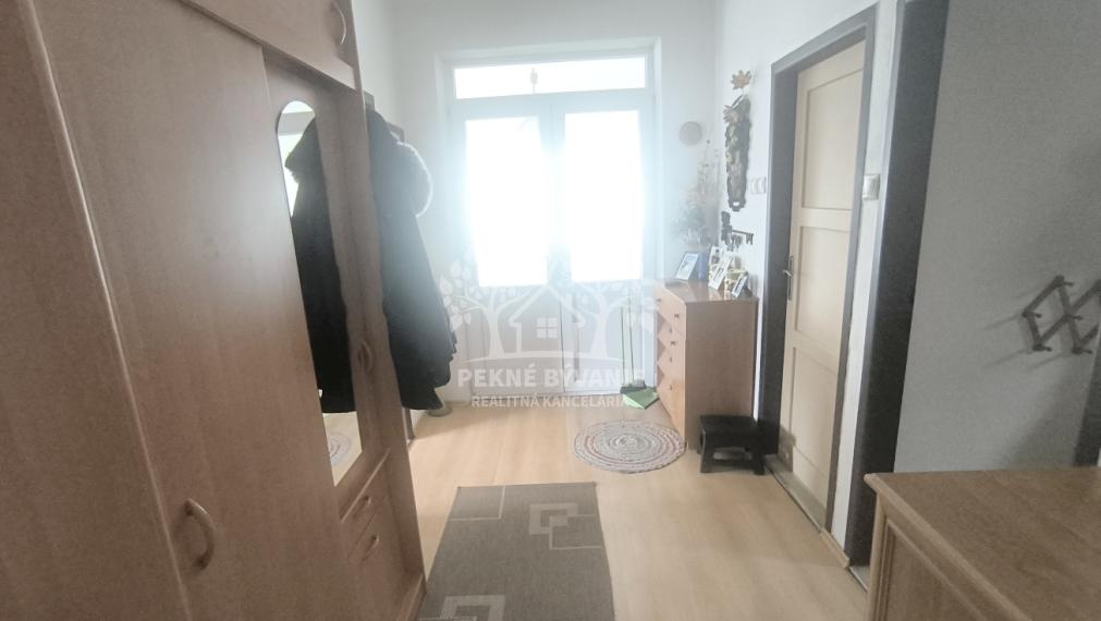 RD PO REKONŠTRUKCII OKIEN, STRECHY, ELEKTRINY, KÚRENIA GARÁŽ VO VÝBORNEJ LOKALITE VALASKÁ