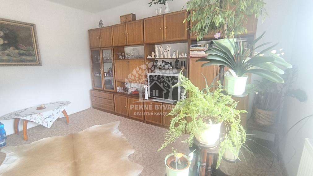 RD PO REKONŠTRUKCII OKIEN, STRECHY, ELEKTRINY, KÚRENIA GARÁŽ VO VÝBORNEJ LOKALITE VALASKÁ