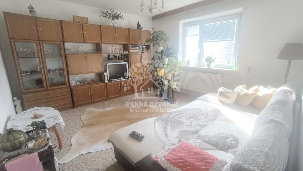 RD PO REKONŠTRUKCII OKIEN, STRECHY, ELEKTRINY, KÚRENIA GARÁŽ VO VÝBORNEJ LOKALITE VALASKÁ