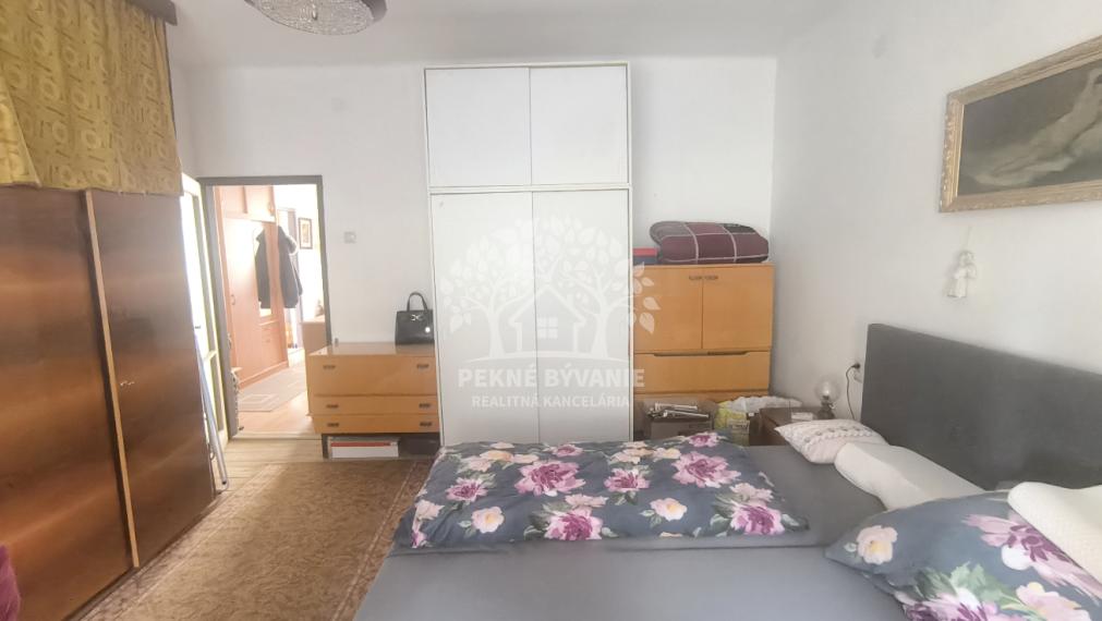 RD PO REKONŠTRUKCII OKIEN, STRECHY, ELEKTRINY, KÚRENIA GARÁŽ VO VÝBORNEJ LOKALITE VALASKÁ