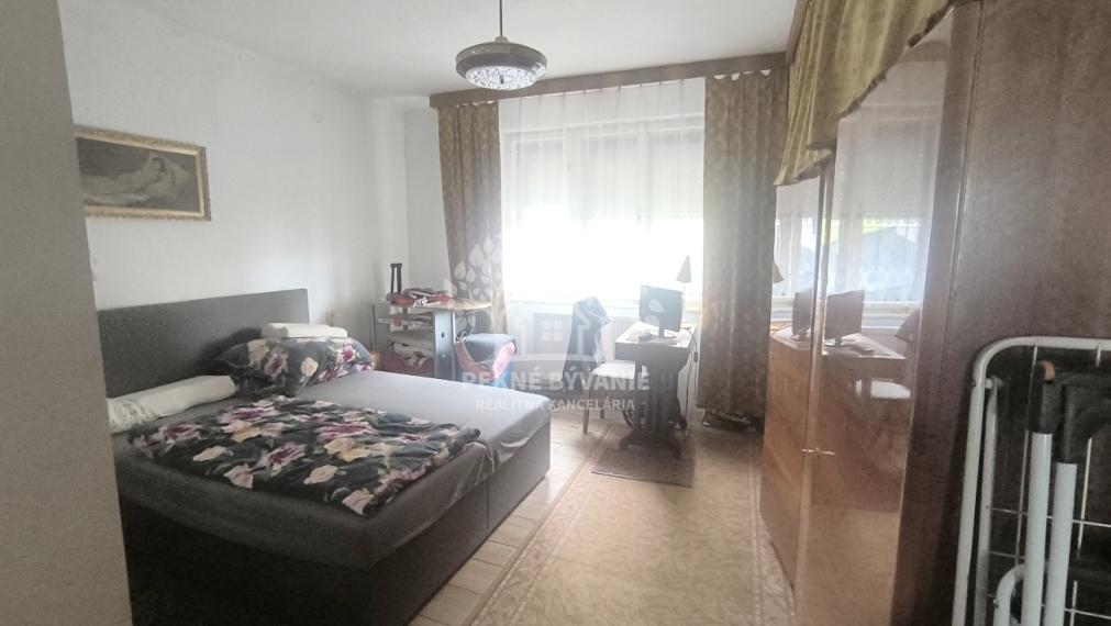 RD PO REKONŠTRUKCII OKIEN, STRECHY, ELEKTRINY, KÚRENIA GARÁŽ VO VÝBORNEJ LOKALITE VALASKÁ