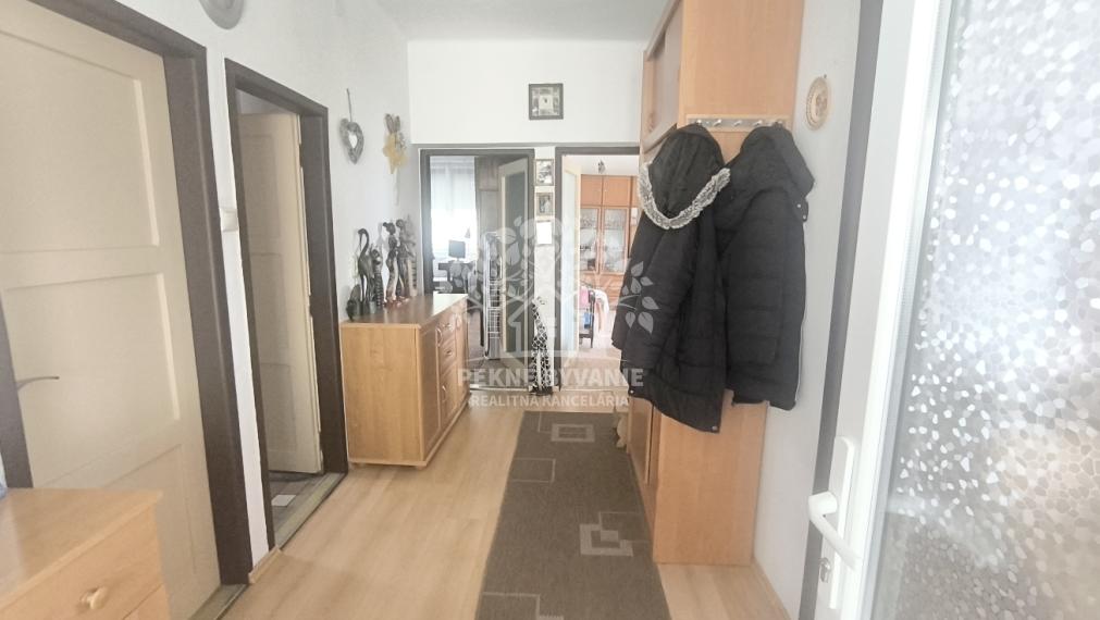 RD PO REKONŠTRUKCII OKIEN, STRECHY, ELEKTRINY, KÚRENIA GARÁŽ VO VÝBORNEJ LOKALITE VALASKÁ