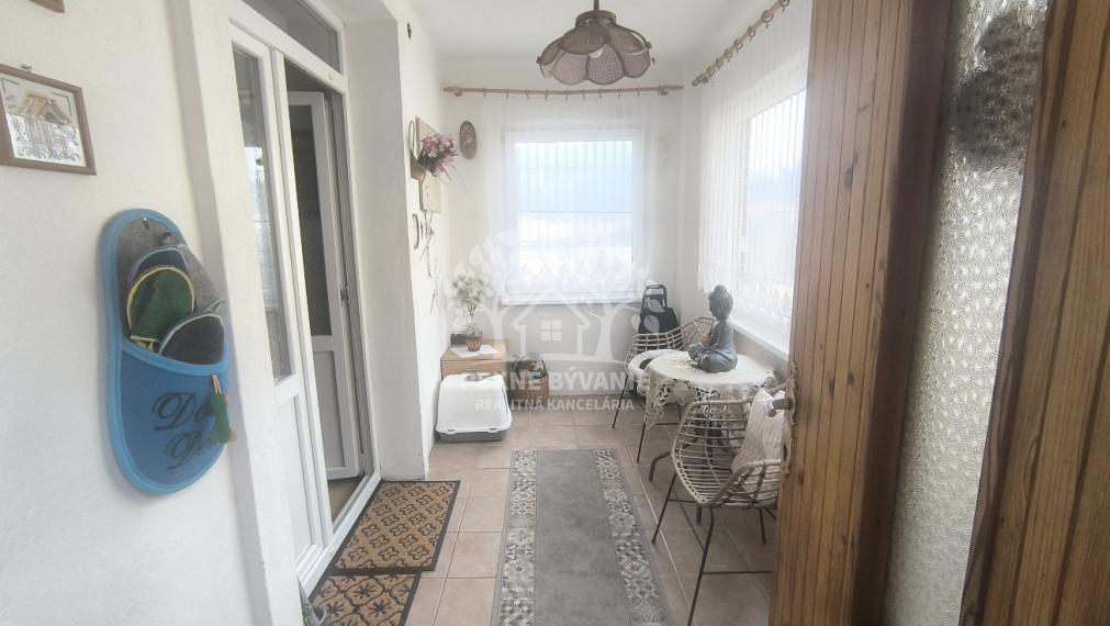 RD PO REKONŠTRUKCII OKIEN, STRECHY, ELEKTRINY, KÚRENIA GARÁŽ VO VÝBORNEJ LOKALITE VALASKÁ