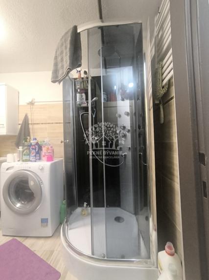 RD PO REKONŠTRUKCII OKIEN, STRECHY, ELEKTRINY, KÚRENIA GARÁŽ VO VÝBORNEJ LOKALITE VALASKÁ