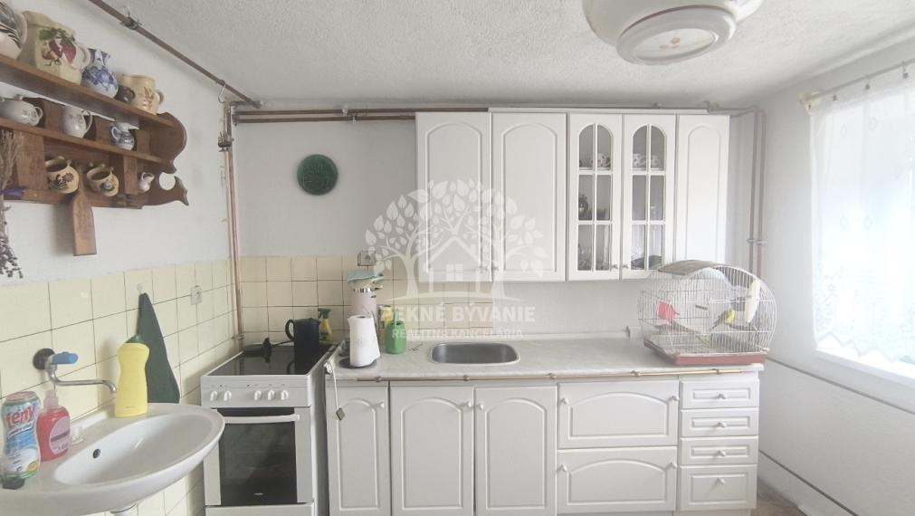 RD PO REKONŠTRUKCII OKIEN, STRECHY, ELEKTRINY, KÚRENIA GARÁŽ VO VÝBORNEJ LOKALITE VALASKÁ