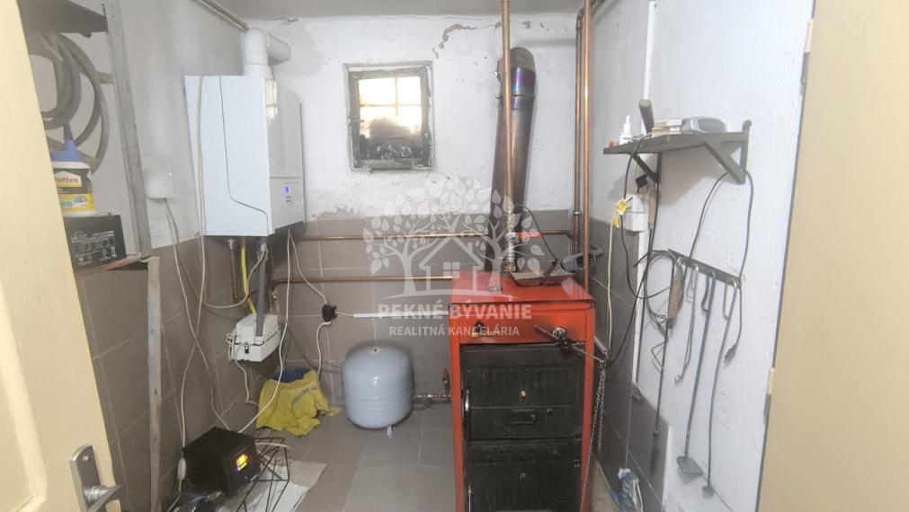 RD PO REKONŠTRUKCII OKIEN, STRECHY, ELEKTRINY, KÚRENIA GARÁŽ VO VÝBORNEJ LOKALITE VALASKÁ