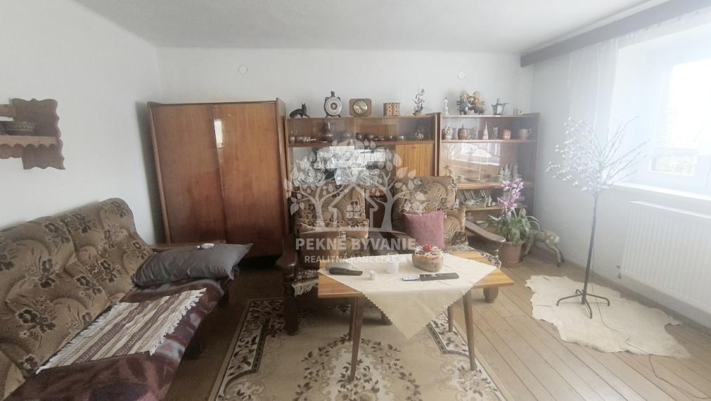 RD PO REKONŠTRUKCII OKIEN, STRECHY, ELEKTRINY, KÚRENIA GARÁŽ VO VÝBORNEJ LOKALITE VALASKÁ