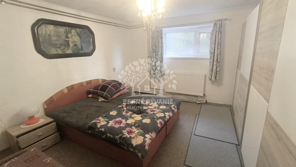 RD PO REKONŠTRUKCII OKIEN, STRECHY, ELEKTRINY, KÚRENIA GARÁŽ VO VÝBORNEJ LOKALITE VALASKÁ