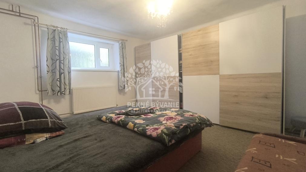 RD PO REKONŠTRUKCII OKIEN, STRECHY, ELEKTRINY, KÚRENIA GARÁŽ VO VÝBORNEJ LOKALITE VALASKÁ