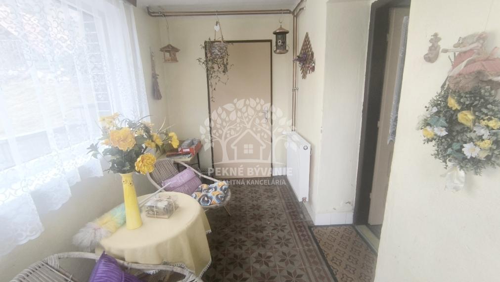 RD PO REKONŠTRUKCII OKIEN, STRECHY, ELEKTRINY, KÚRENIA GARÁŽ VO VÝBORNEJ LOKALITE VALASKÁ