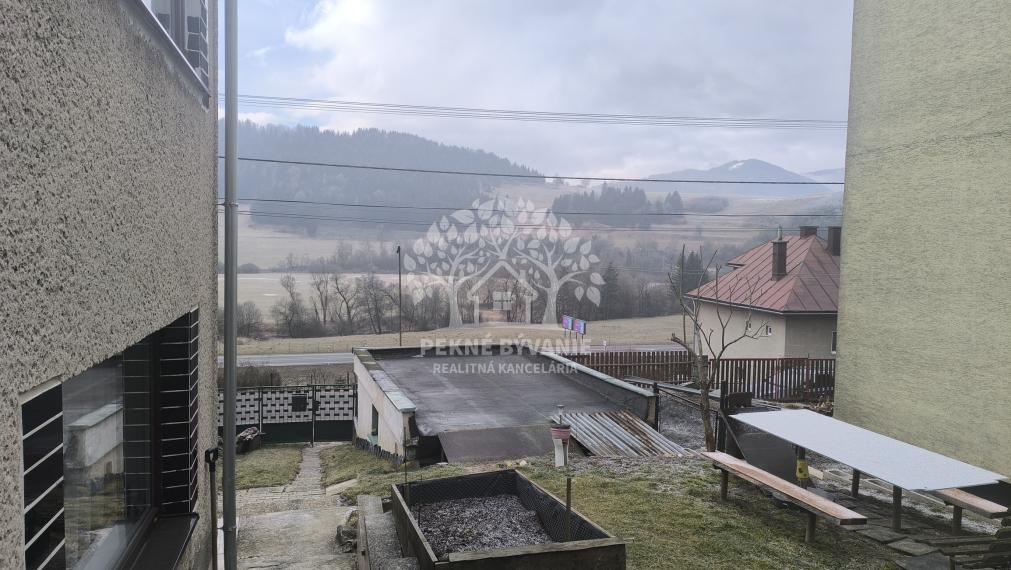 RD PO REKONŠTRUKCII OKIEN, STRECHY, ELEKTRINY, KÚRENIA GARÁŽ VO VÝBORNEJ LOKALITE VALASKÁ