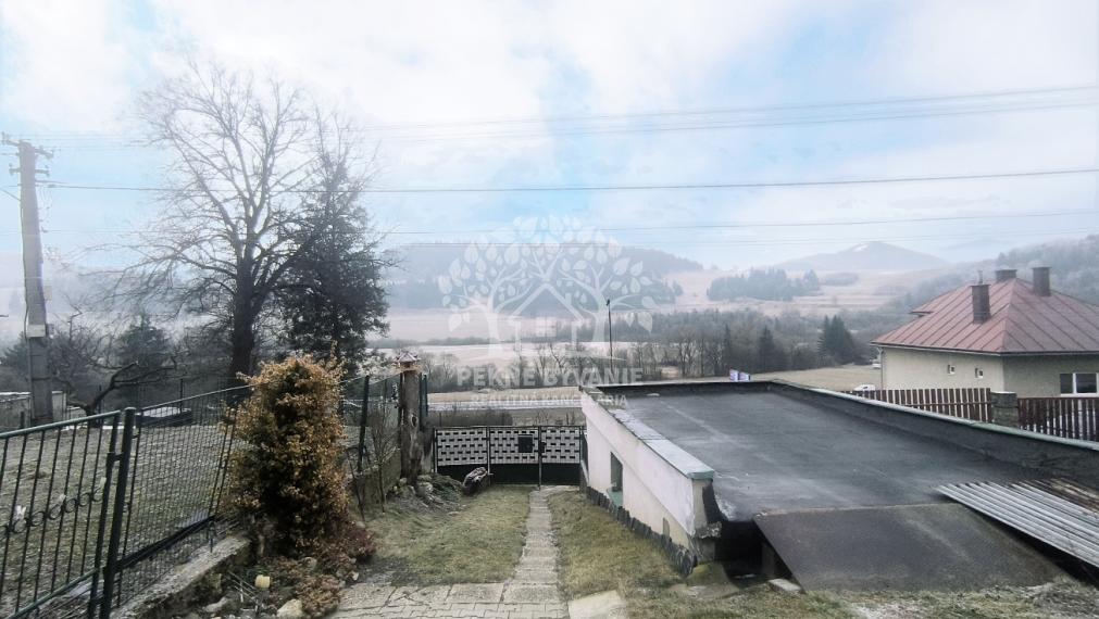 RD PO REKONŠTRUKCII OKIEN, STRECHY, ELEKTRINY, KÚRENIA GARÁŽ VO VÝBORNEJ LOKALITE VALASKÁ