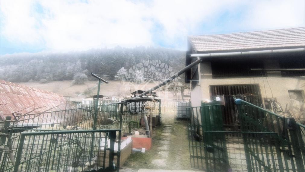 RD PO REKONŠTRUKCII OKIEN, STRECHY, ELEKTRINY, KÚRENIA GARÁŽ VO VÝBORNEJ LOKALITE VALASKÁ