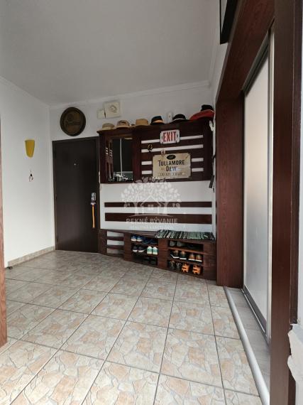 == NA PREDAJ == 3izbový byt Brezno - Mazorníkovo s balkónom