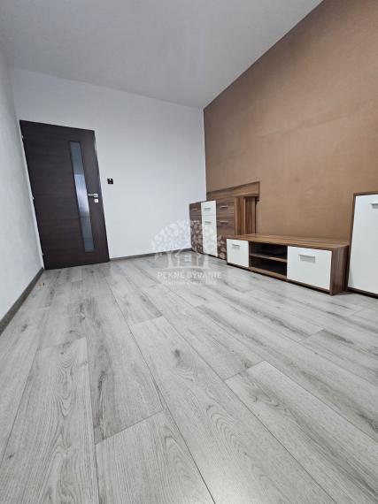 == NA PREDAJ == 3izbový byt Brezno - Mazorníkovo s balkónom