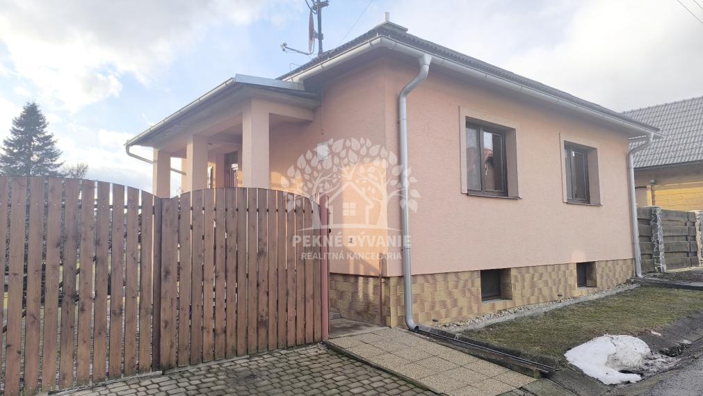 ÚTULNÝ ZREKONŠTRUOVANÝ RODINNÝ DOM S KRÁSNYM POZEMKOM 989M2 AJ AKO CHALUPA POLOMKA HOREHRONIE
