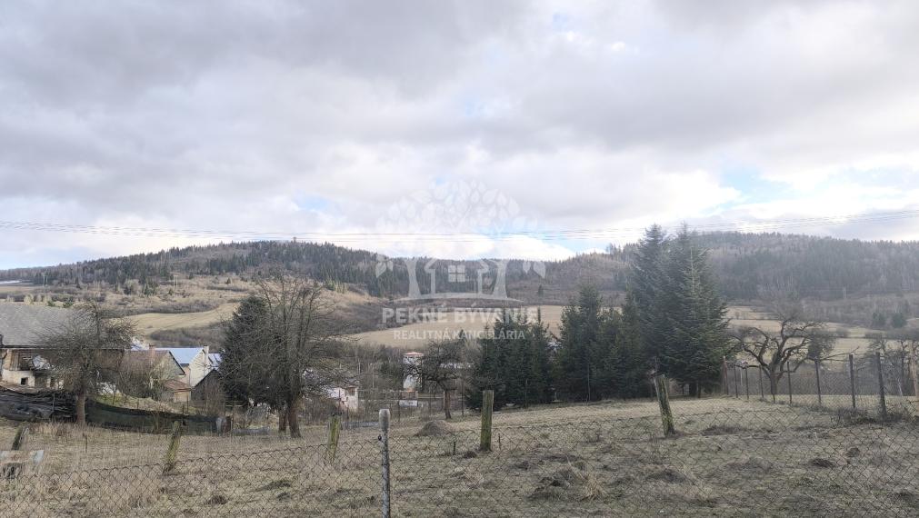 ÚTULNÝ ZREKONŠTRUOVANÝ RODINNÝ DOM S KRÁSNYM POZEMKOM 989M2 AJ AKO CHALUPA POLOMKA HOREHRONIE