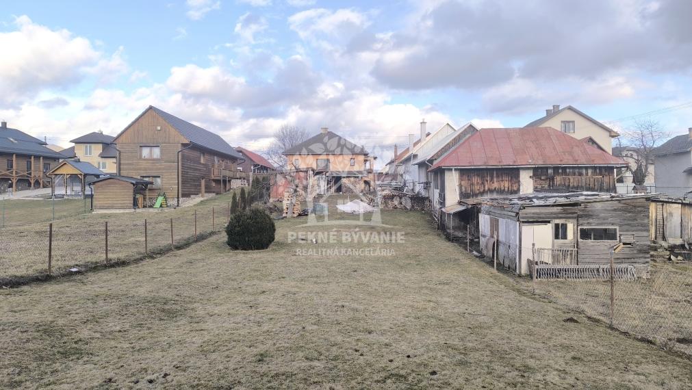 ÚTULNÝ ZREKONŠTRUOVANÝ RODINNÝ DOM S KRÁSNYM POZEMKOM 989M2 AJ AKO CHALUPA POLOMKA HOREHRONIE