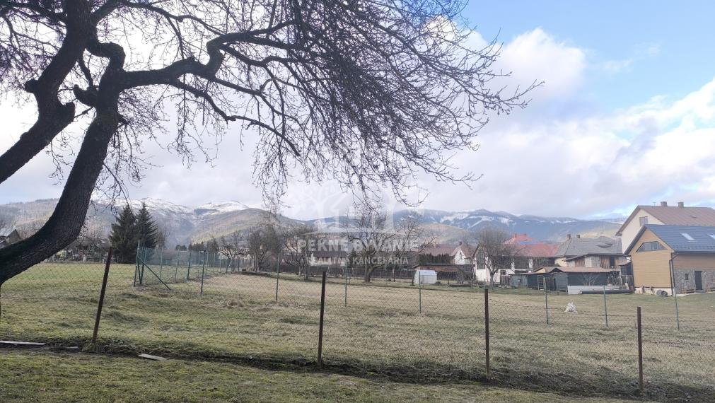 ÚTULNÝ ZREKONŠTRUOVANÝ RODINNÝ DOM S KRÁSNYM POZEMKOM 989M2 AJ AKO CHALUPA POLOMKA HOREHRONIE