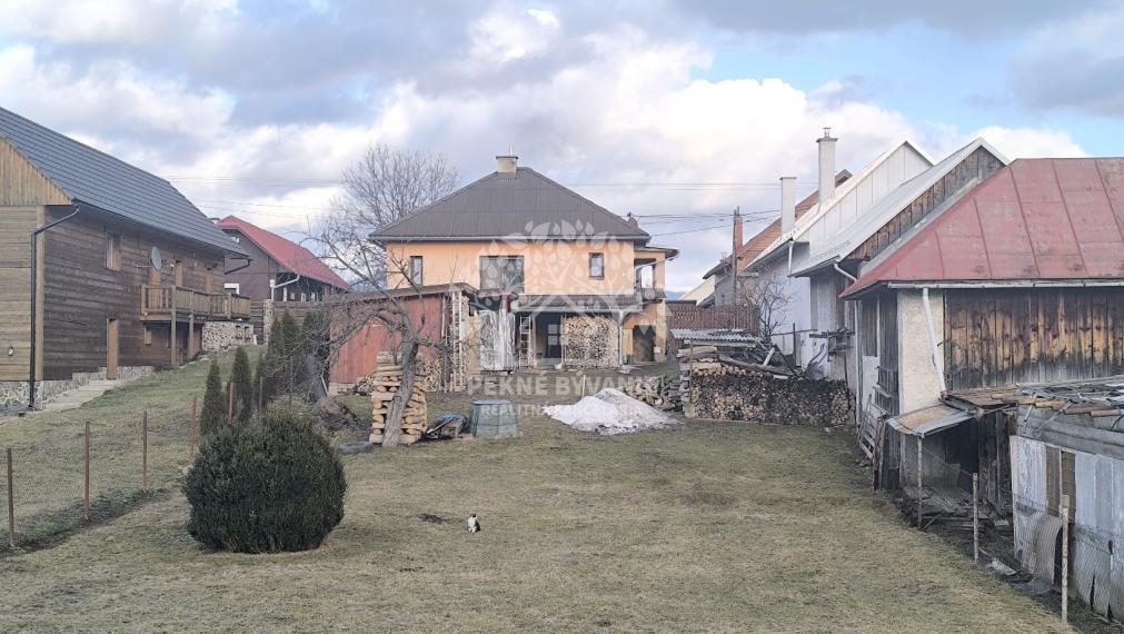 ÚTULNÝ ZREKONŠTRUOVANÝ RODINNÝ DOM S KRÁSNYM POZEMKOM 989M2 AJ AKO CHALUPA POLOMKA HOREHRONIE