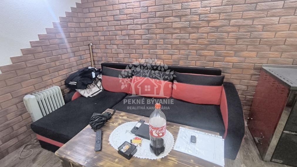 ÚTULNÝ ZREKONŠTRUOVANÝ RODINNÝ DOM S KRÁSNYM POZEMKOM 989M2 AJ AKO CHALUPA POLOMKA HOREHRONIE