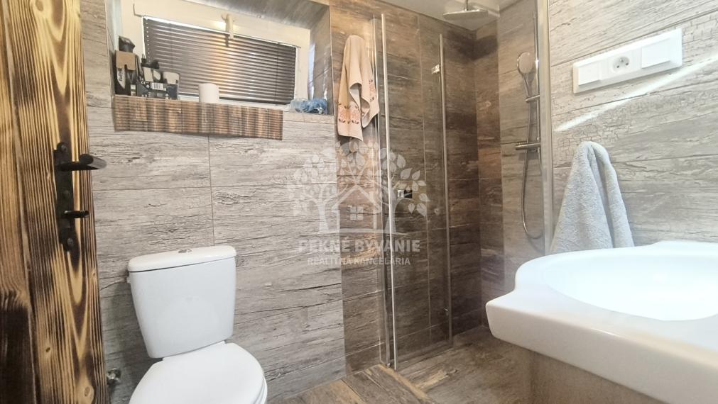 ÚTULNÝ ZREKONŠTRUOVANÝ RODINNÝ DOM S KRÁSNYM POZEMKOM 989M2 AJ AKO CHALUPA POLOMKA HOREHRONIE