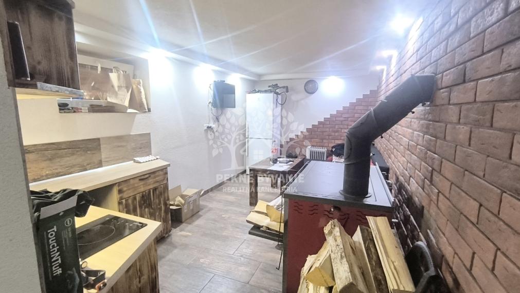 ÚTULNÝ ZREKONŠTRUOVANÝ RODINNÝ DOM S KRÁSNYM POZEMKOM 989M2 AJ AKO CHALUPA POLOMKA HOREHRONIE