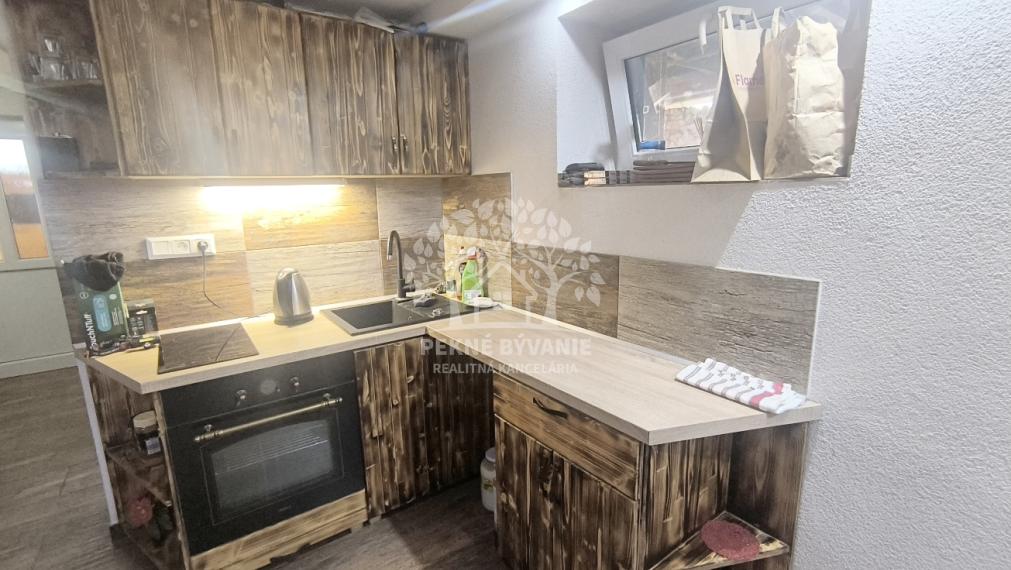 ÚTULNÝ ZREKONŠTRUOVANÝ RODINNÝ DOM S KRÁSNYM POZEMKOM 989M2 AJ AKO CHALUPA POLOMKA HOREHRONIE