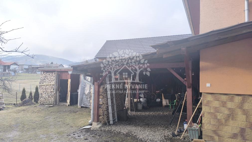 ÚTULNÝ ZREKONŠTRUOVANÝ RODINNÝ DOM S KRÁSNYM POZEMKOM 989M2 AJ AKO CHALUPA POLOMKA HOREHRONIE