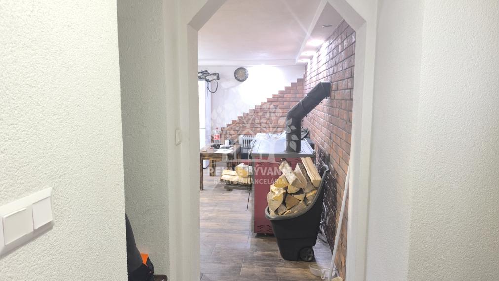 ÚTULNÝ ZREKONŠTRUOVANÝ RODINNÝ DOM S KRÁSNYM POZEMKOM 989M2 AJ AKO CHALUPA POLOMKA HOREHRONIE