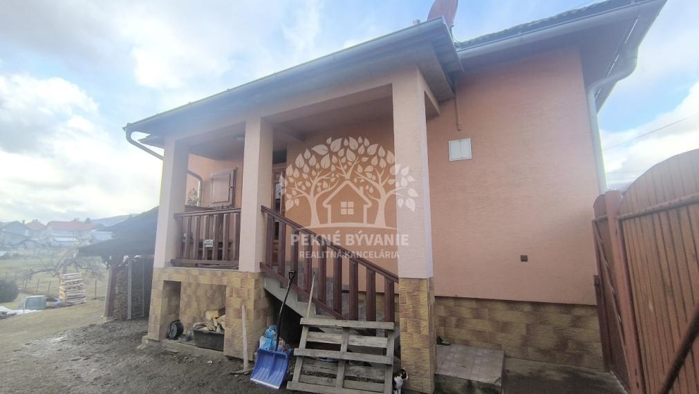 ÚTULNÝ ZREKONŠTRUOVANÝ RODINNÝ DOM S KRÁSNYM POZEMKOM 989M2 AJ AKO CHALUPA POLOMKA HOREHRONIE