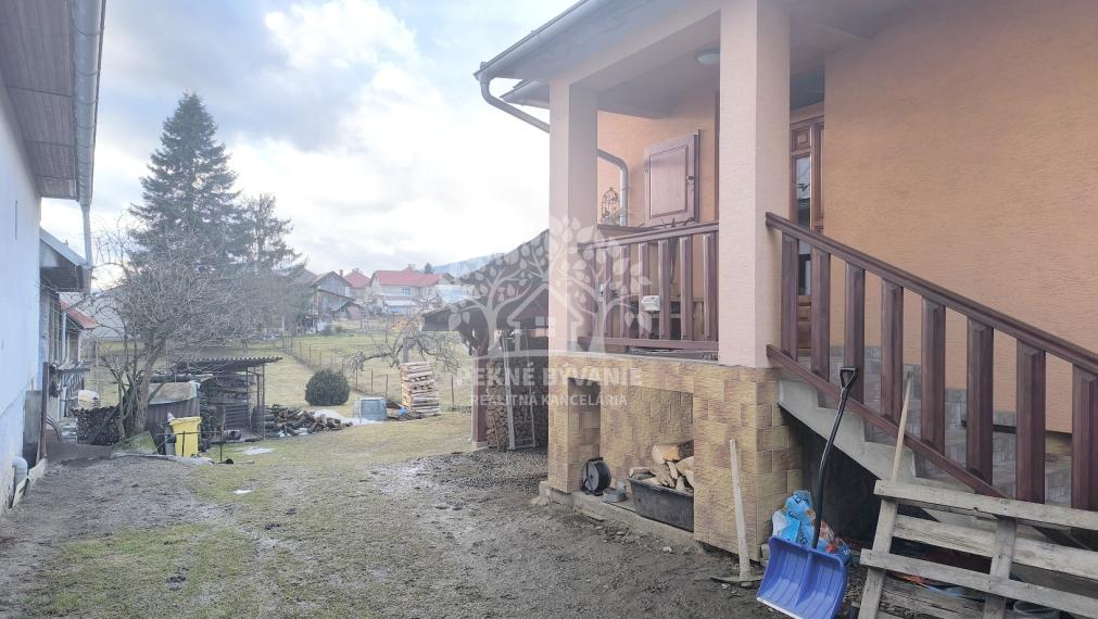 ÚTULNÝ ZREKONŠTRUOVANÝ RODINNÝ DOM S KRÁSNYM POZEMKOM 989M2 AJ AKO CHALUPA POLOMKA HOREHRONIE