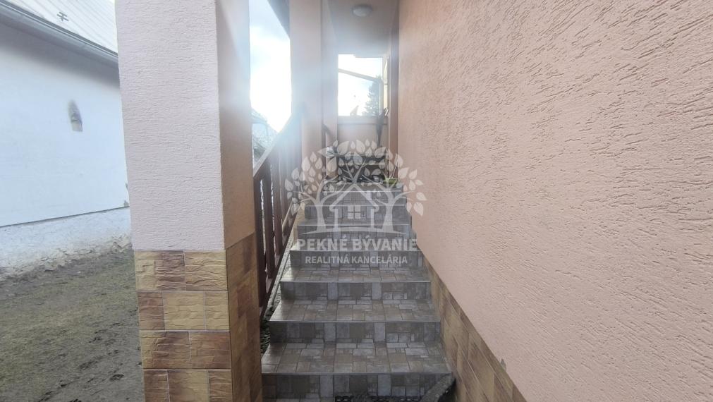 ÚTULNÝ ZREKONŠTRUOVANÝ RODINNÝ DOM S KRÁSNYM POZEMKOM 989M2 AJ AKO CHALUPA POLOMKA HOREHRONIE