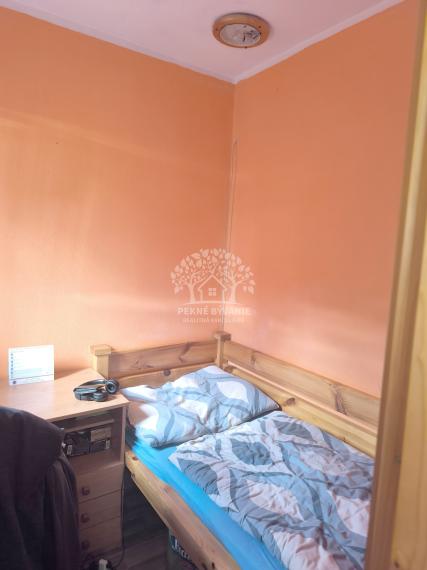 ÚTULNÝ ZREKONŠTRUOVANÝ RODINNÝ DOM S KRÁSNYM POZEMKOM 989M2 AJ AKO CHALUPA POLOMKA HOREHRONIE