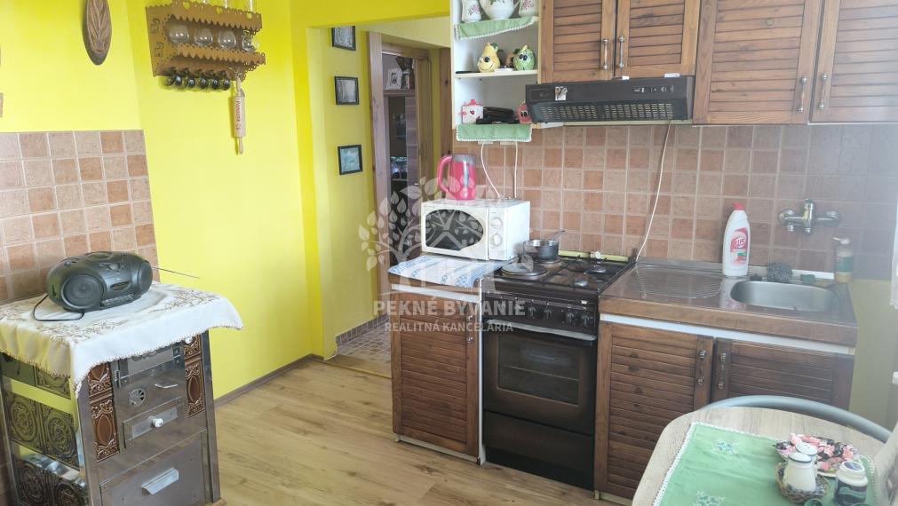 ÚTULNÝ ZREKONŠTRUOVANÝ RODINNÝ DOM S KRÁSNYM POZEMKOM 989M2 AJ AKO CHALUPA POLOMKA HOREHRONIE