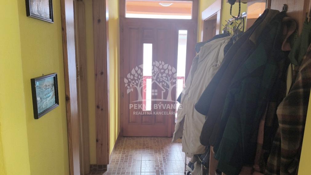 ÚTULNÝ ZREKONŠTRUOVANÝ RODINNÝ DOM S KRÁSNYM POZEMKOM 989M2 AJ AKO CHALUPA POLOMKA HOREHRONIE